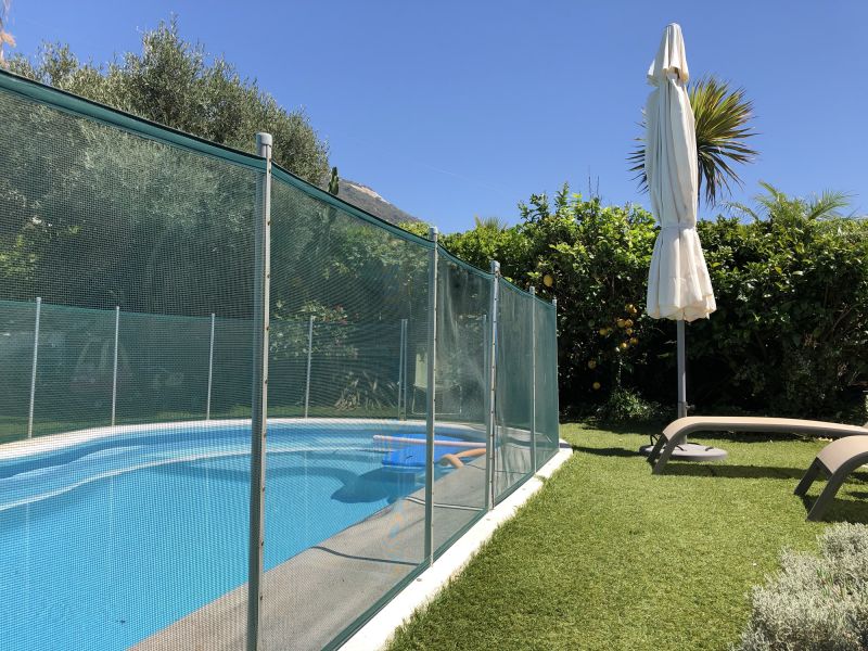 Removable Mesh Fence Features